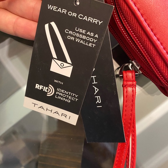 ❗️SOLD❗️Tahari crossbody wallet - Picture 5 of 9